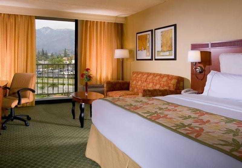 Courtyard By Marriott Los Angeles Pasadena/Monrovia Exterior photo